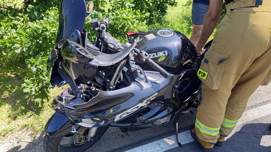 Mościsko, motocyklem wjechał w Fiata