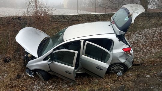 Mościsko. Oplem wypadła z drogi