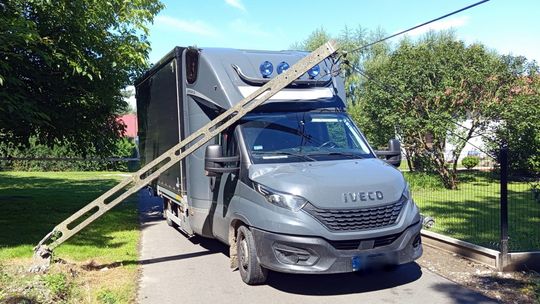 Mościsko, przewrócony słup blokował drogę