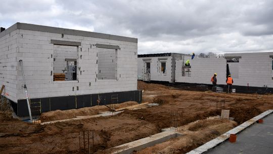 MURY PNĄ SIĘ DO GÓRY. GMINA ŚWIDNICA BUDUJE PIERWSZY ŻŁOBEK 