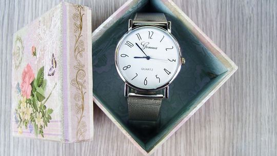 Na co zwrócić uwagę przy wyborze zegarka na rękę?