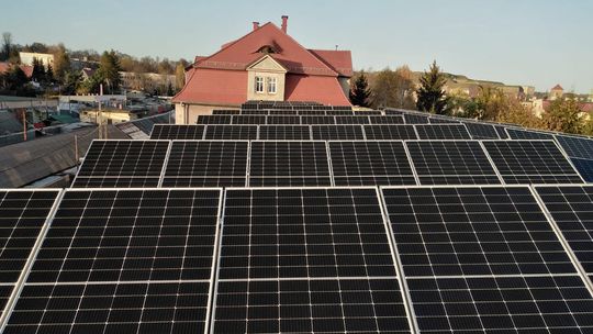 Na dachach powiatowych budynków instalują panele fotowoltaiczne