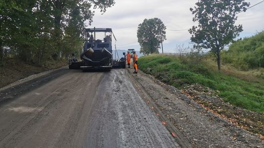 Na drodze Starków-Krosnowice trwa układanie asfaltu
