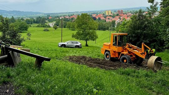 Na północnym stoku Góry Parkowej w Bielawie (455 m n.p.m.) powstają nowe miejsca do grillowania