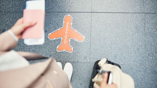 Naklejki podłogowe: bezpieczne, trwałe i praktyczne