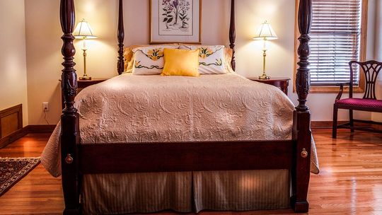 Narzuta na łóżko - staromodny zwyczaj, czy detal zmieniający sypialnie?