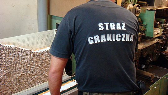 NIELEGALNA FABRYKA PAPIEROSÓW