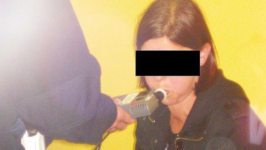 NIETRZEŹWA MATKA Z DWÓJKĄ MAŁYCH DZIECI