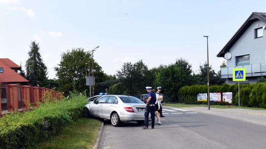 Niezabezpieczony Mercedes stoczył się i blokował przejazd na Korczaka