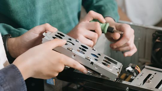 Niszczenie dysków twardych - dlaczego to ważne i jak to zrobić prawidłowo?