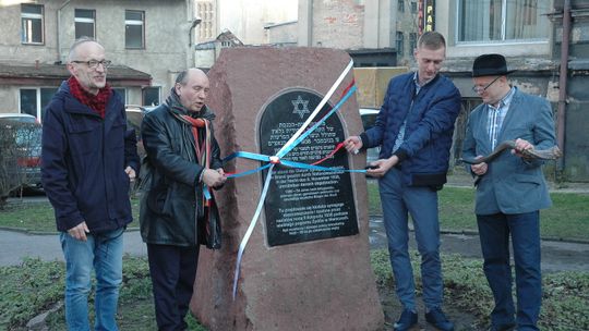 NOWA TABLICA UPAMIĘTNIAJĄCA KŁODZKĄ SYNAGOGĘ