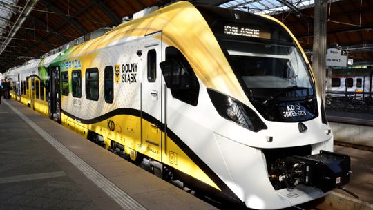 NOWOCZESNY POCIĄG HYBRYDOWY WJEŻDŻA NA DOLNOŚLĄSKIE TORY