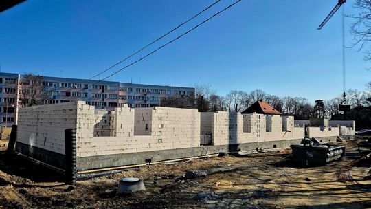 Nowy, 40-lokalowy budynek wielorodzinny bielawskiego TBS, pnie się do góry