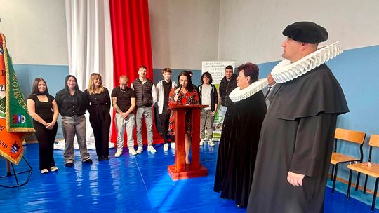 Od pierwszoklasisty do czeladnika – uroczystość w Zespole Szkół Cechu Rzemiosł Różnych w Bielawie
