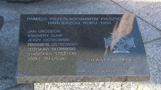 ODSŁONIECIE TABLICY PAMIĄTKOWEJ W PIESZYCACH