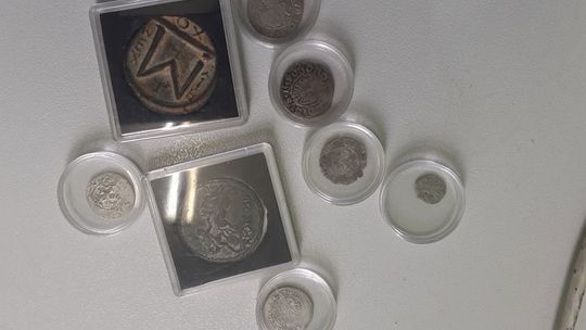 OFEROWAŁ DO SPRZEDANIA ZABYTKOWE MONETY