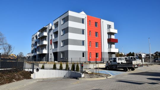 OSIEDLE DTBS-ów PRZY UL. SOWIOGÓRSKIEJ W DZIERŻONIOWIE CORAZ WIĘKSZE