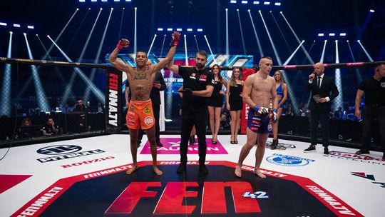 Oskar Stachura z Bielawy wygrywa zawodową walkę na ringu