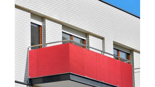 Osłona na balkony - czym jest i jakie ma zalety?