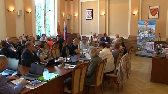 OSTATNIA PRZED WAKACJAMI SESJA RADY POWIATU KŁODZKIEGO
