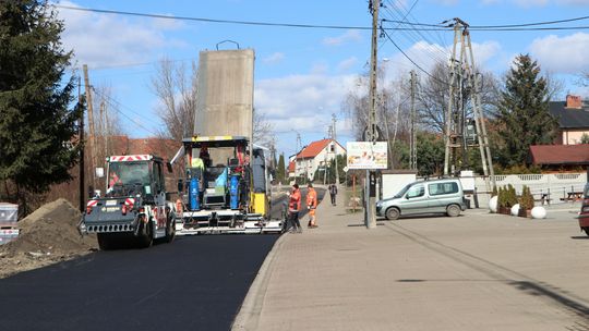 Ostatnie prace na ulicy Piastowskiej w Uciechowie