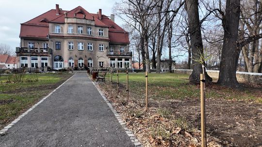 Park przy Czerwonym Dworze w Piławie Dolnej został zmodernizowany