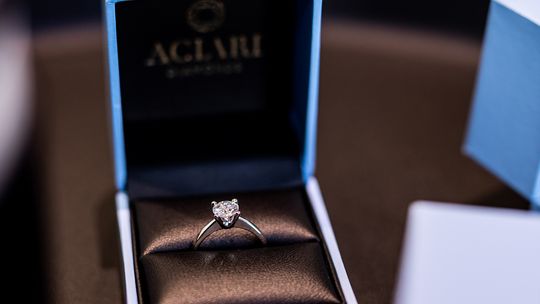 Piękne pierścionki z topazem i tanzanitem - czym nas zachwycają?