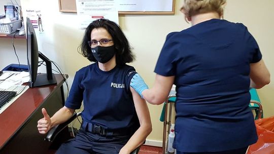 PIERWSI POLICJANCI Z POWIATU DZIERŻONIOWSKIEGO ZASZCZEPIENI