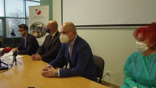 PIERWSZE OSOBY ZASZCZEPIONE PRZECIWKO KORONAWIRUSOWI