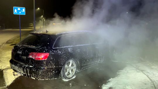 Pieszyce, pożar Audi na Sportowej Pieszyce, pożar Audi na Sportowej