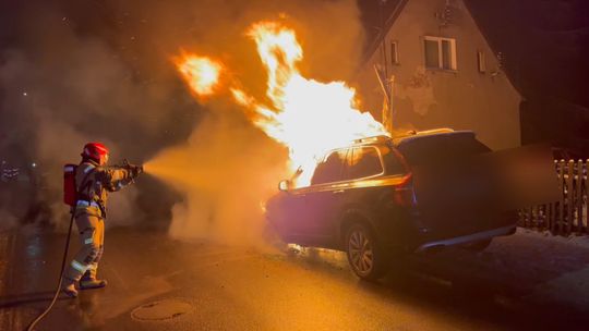 Pieszyce. Pożar auta na Kopernika