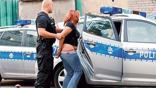 PIJANE MATKI OPIEKOWAŁY SIĘ DZIEĆMI