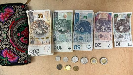 Pijani, agresywni, sprawcy kradzieży i próbowali przekupić policjantów