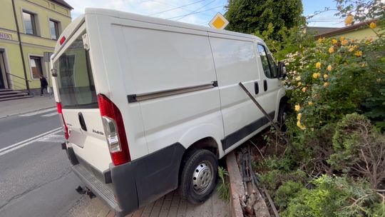 Pijany kierowca zatrzymany na ogrodzeniu w Pieszycach