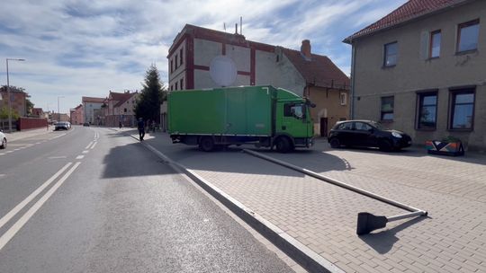 Piława Górna, ciężarówką wywrócił latarnię