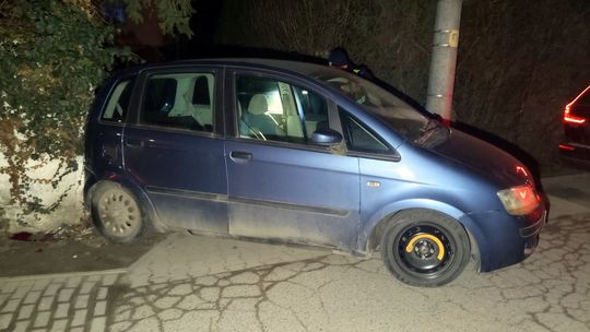 Piława Górna. Fiat zatrzymany na murze