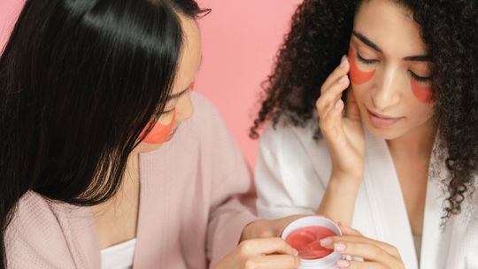 Płatki żelowe pod oczy – ratunek dla zmęczonej skóry w 15 minut