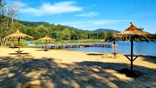 Plaża nad Jeziorem Bielawskim wygląda już prawie jak hawajska