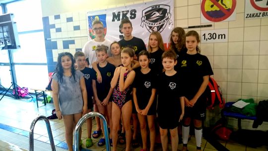 PŁYWACY Z MKS 9 PRZYWIEŹLI KOLEJNE MEDALE