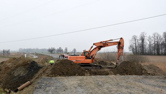 PODNOSZONA JEST LINIA ENERGETYCZNA NAD DZIERŻONIOWSKĄ OBWODNICĄ