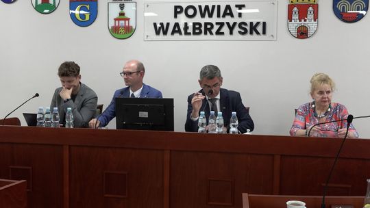 Podsumowanie działań i kluczowe decyzje. Za nami sesja Rady Powiatu Wałbrzyskiego