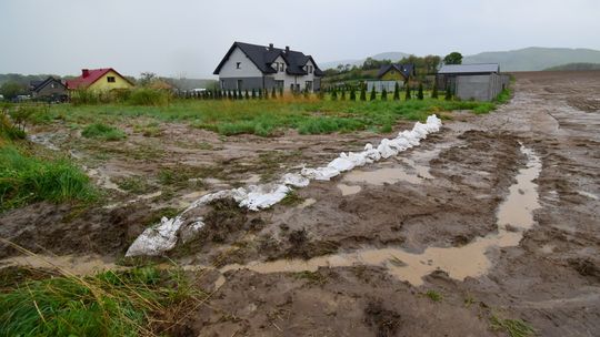 Podtopienia po ulewie w Ostroszowicach