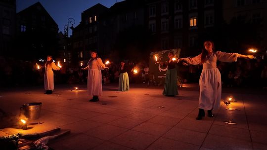Pokaz tańca z ogniem na Nocnym Otwarciu Dni Dzierżoniowa