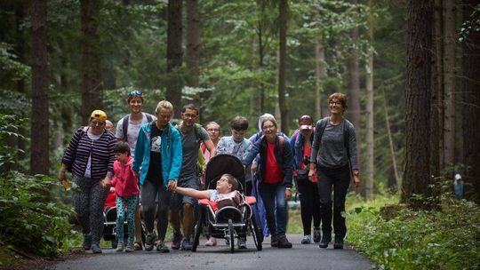 „(PO)ŁĄCZĄ NAS GÓRY!” – MILOWY KROK NA RZECZ TURYSTYKI GÓRSKIEJ OSÓB Z NIEPEŁNOSPRAWNOŚCIĄ