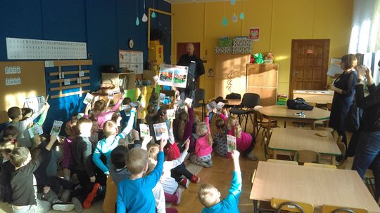 POLICJA EDUKUJE W POWIECIE DZIERŻONIOWSKIM