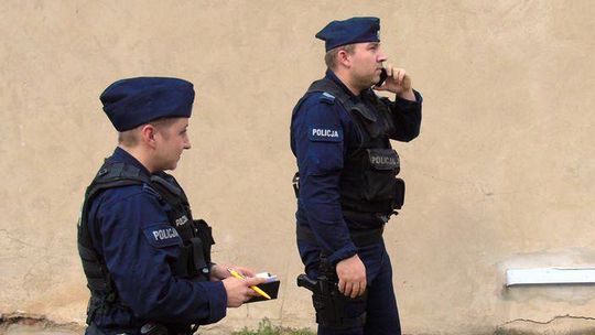 POLICJA KONTROLUJE MIESZKAŃCÓW PODCZAS KWARANTANNY