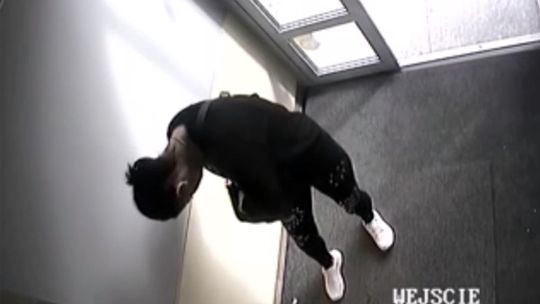 POLICJA POSZUKUJE KOBIETY, KTÓRA PRZYWŁASZCZYŁA PORTFEL