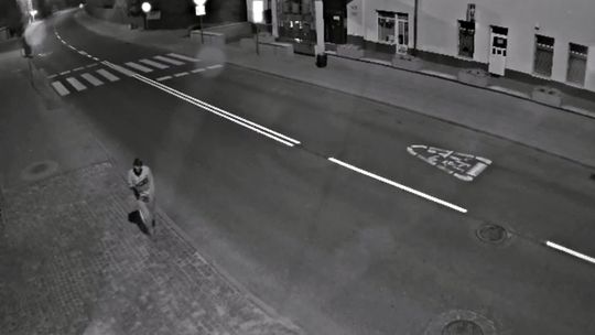 POLICJA POSZUKUJE MĘŻCZYZNY, PODEJRZANEGO O ZNISZCZENIE MIENIA