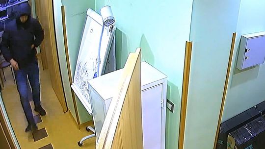 Policja poszukuje mężczyzny podejrzewanego o kradzież pieniędzy