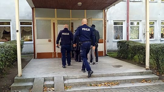 Policja w lokalu wyborczym w Dzierżoniowie